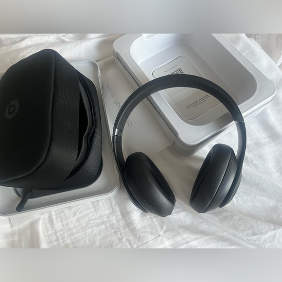 NWT Beats Studio Pro Wireless Headphones - Picture 3 of 5